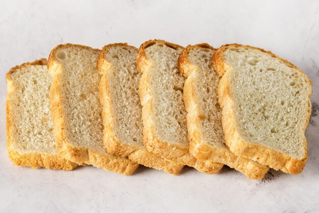 Pila di pane diapositiva gustoso fatto in casa orizzontale sfondo grigio