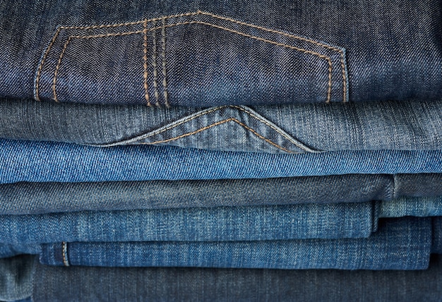 Pila di pantaloni jeans blu piegati