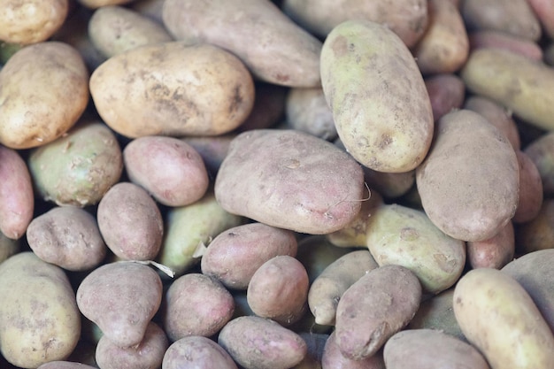 Pila di patate su una bancarella del mercato