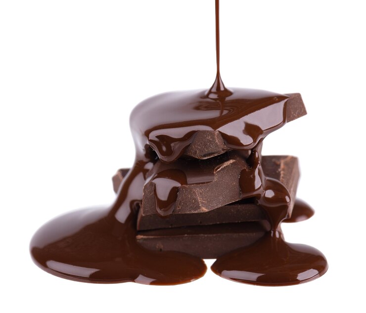 Pila di pezzi di cioccolato e sciroppo di cioccolato isolato su sfondo bianco Close up