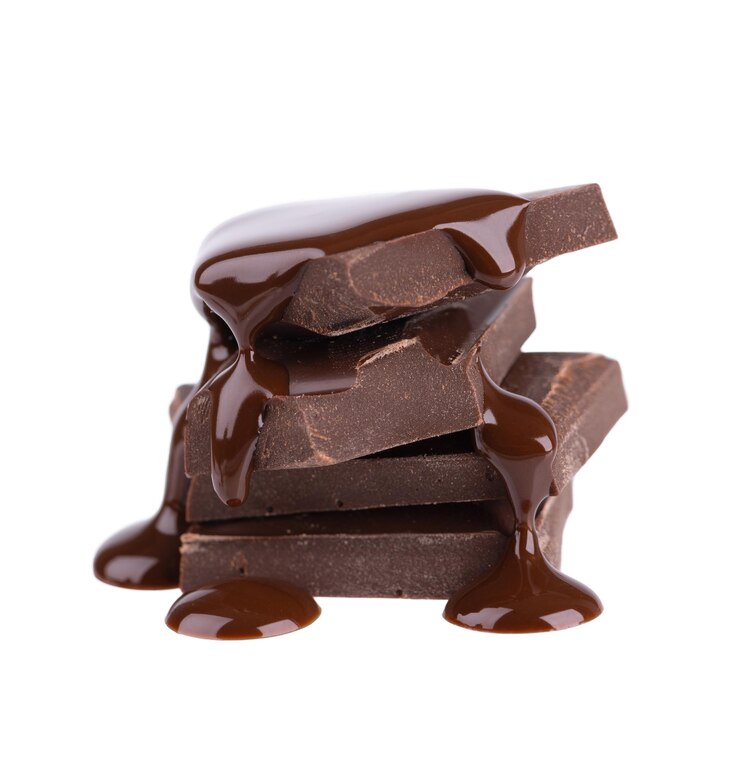 Pila di pezzi di cioccolato e sciroppo di cioccolato isolato su sfondo bianco Close up