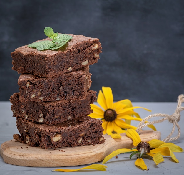 Pila di pezzi quadrati di torta brownie al cioccolato