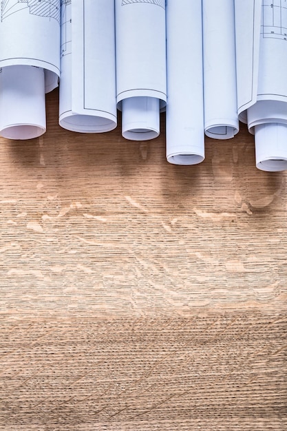 Pila di piani di costruzione sul concetto di manutenzione del bordo in legno di quercia