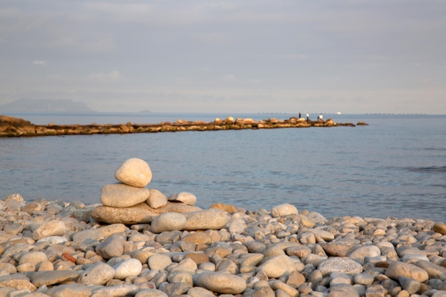 Pila di pietra sulla spiaggia El Campello Alicante Spagna