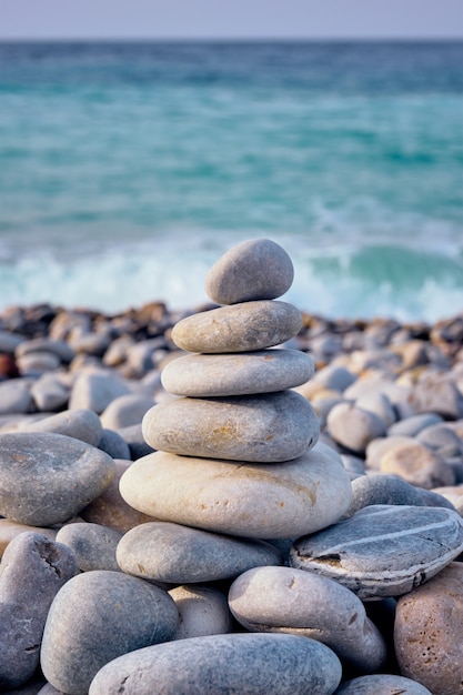 Pila di pietre equilibrata Zen sulla spiaggia