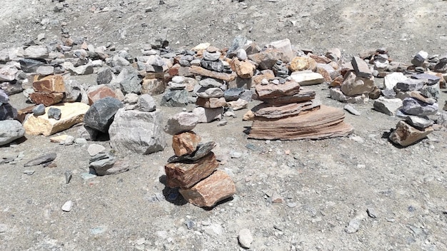 Pila di pietre in cima alla montagna disposte per la meditazione