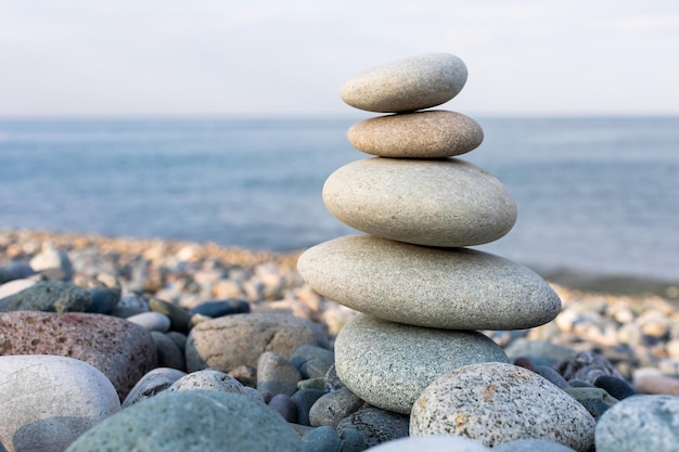 Pila di pietre su una spiaggia, zen, meditazione, vista relax