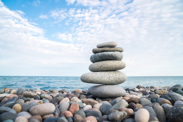 Pila di pietre sulla spiaggia del mare, equilibrio di pietra.