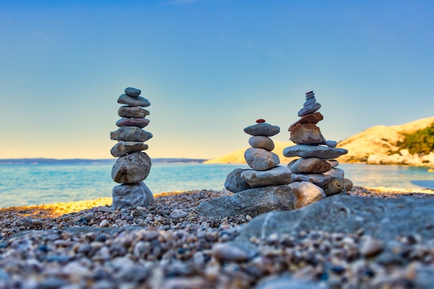 Pila di pietre sulla spiaggia di Stara Baska, Krk. Croazia