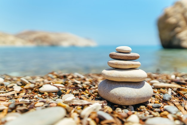 Pila di pietre sulla spiaggia vicino al mare