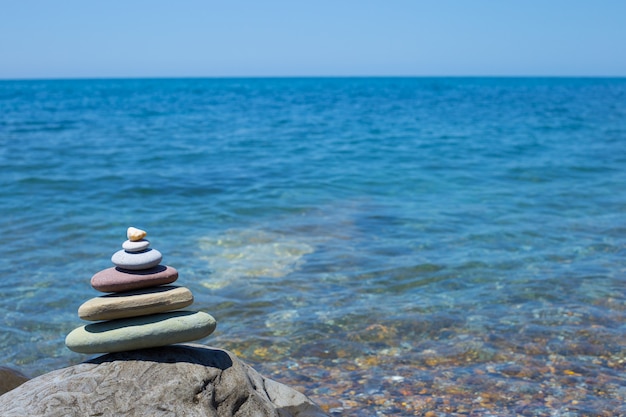 Pila di pietre zen vicino al mare. Armonia, equilibrio.