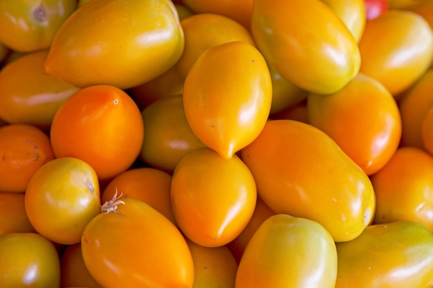 Pila di pomodori lime russi su una bancarella del mercato