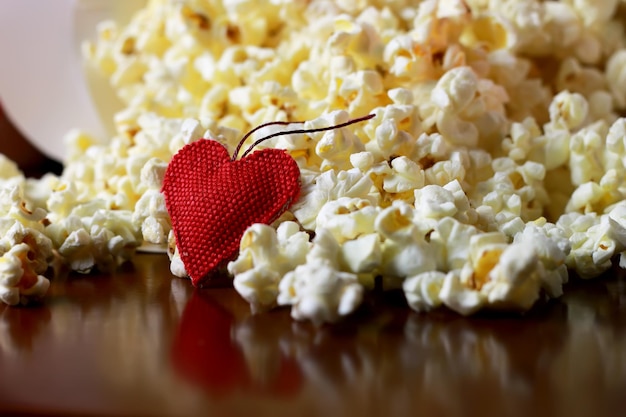 Pila di popcorn a forma di cuore