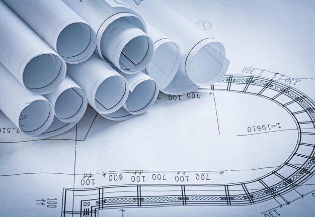 Pila di progetti di costruzione edificio e concetto di architettura