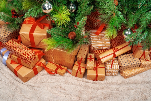 Pila di regali avvolti sotto l'albero di Natale