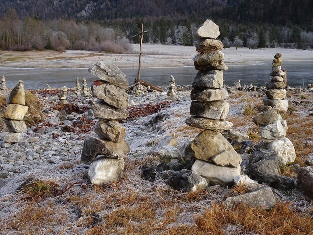 Pila di rocce in acqua durante l'inverno