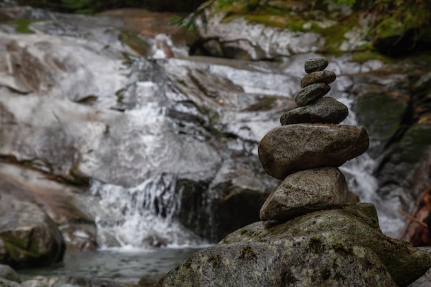 Pila di rocce vicino a una cascata