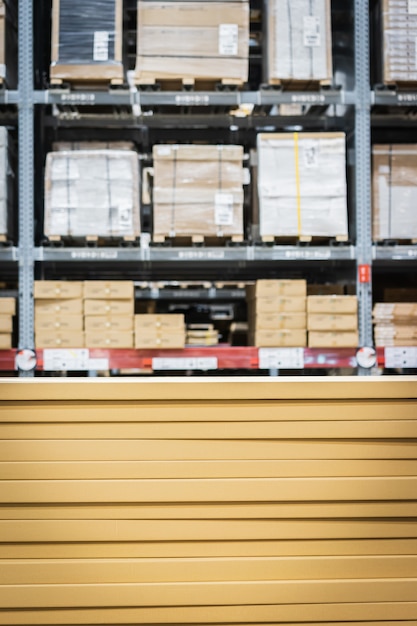 Pila di scatole di cartone nell'industria astuta del magazzino logistica.