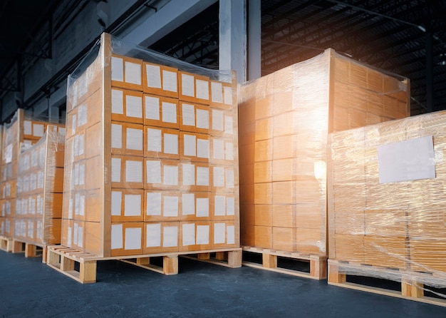 Pila di scatole di cartone su pallet di legno in magazzino