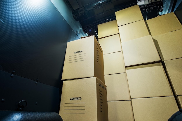 Pila di scatole in un furgone cargo Primo piano Prodotti Industria dei trasporti Spedizione e consegna