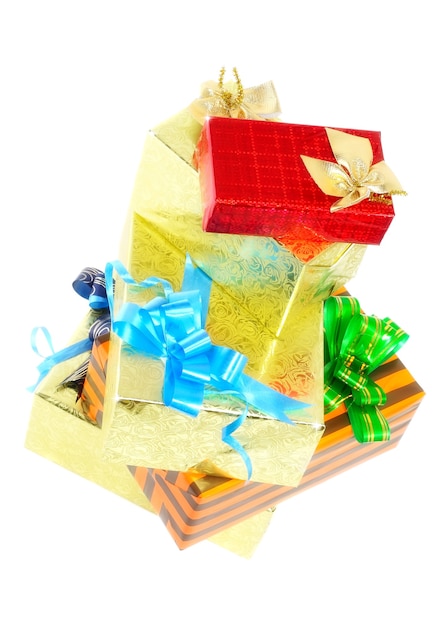 Pila di scatole regalo di Natale e Capodanno. Isolato su sfondo bianco