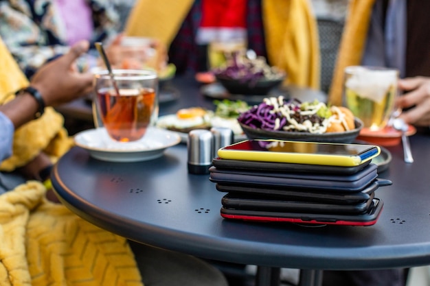 Pila di smartphone sul tavolo nero al bar