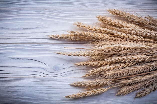 Pila di spighe di segale di grano maturo sul concetto di cibo e bevande del bordo di legno