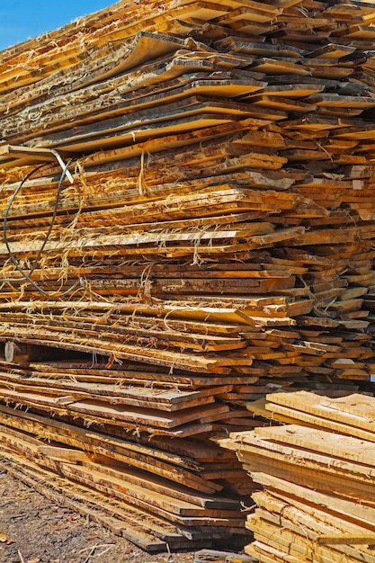 Pila di tavole di legno grezzo