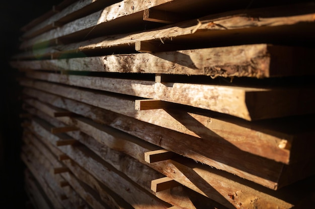 Pila di tavole di legno tagliate al falegname officina del falegname