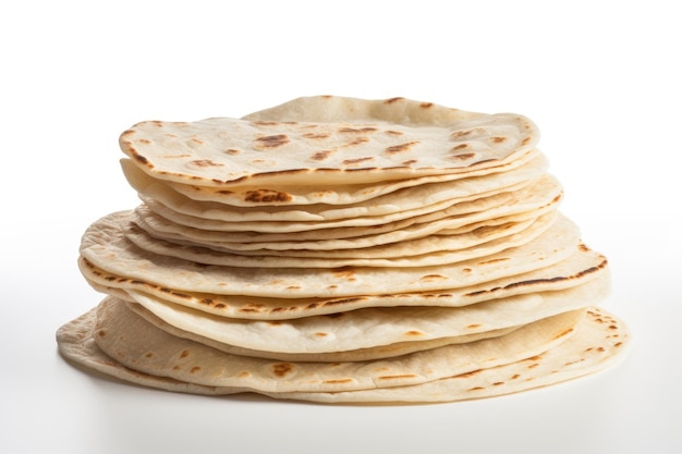 Pila di tortillas su sfondo bianco