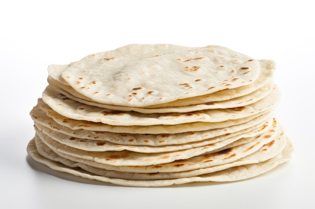 Pila di tortillas su sfondo bianco