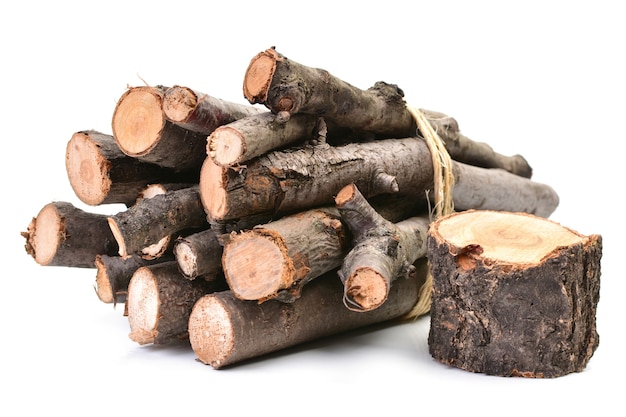 Pila di tronchi di legno isolati