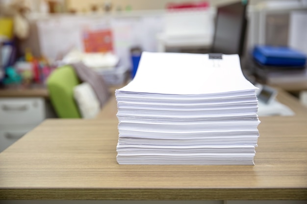 Pila di un sacco di carta da riutilizzo o di un documento stampato impilato sulla scrivania
