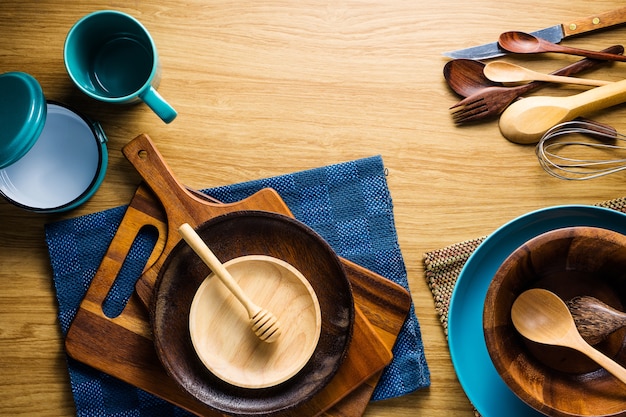 pila di utensili da cucina in legno