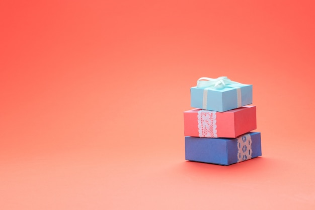 Pila di varie scatole regalo di compleanno con pizzo