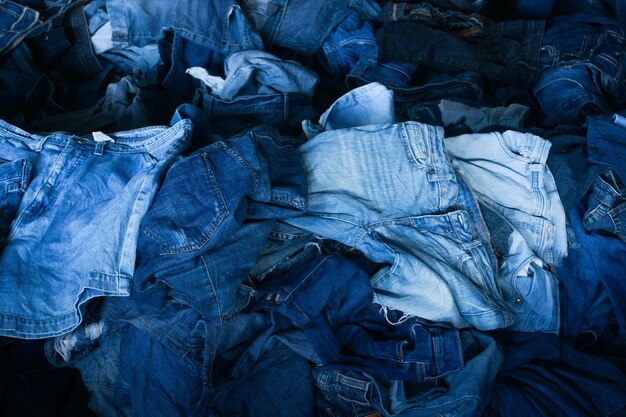 Pila di varie tonalità blue jeans Pile Blue denim jeans texture banner Tela denim fashion texture