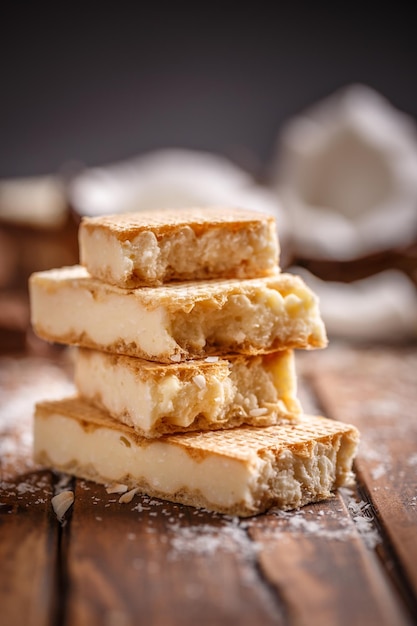 Pila di wafer al cioccolato fatti in casa