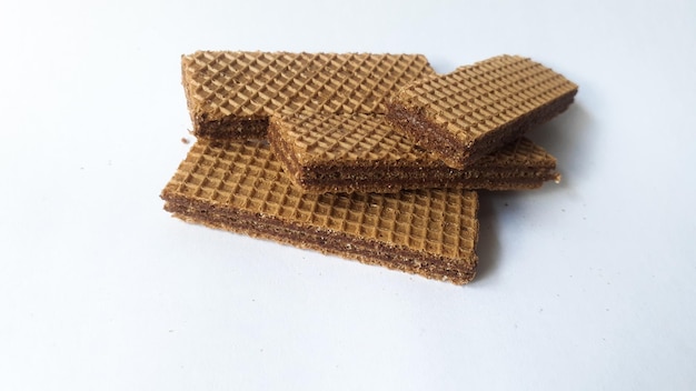 Pila di wafer al cioccolato isolati su sfondo bianco