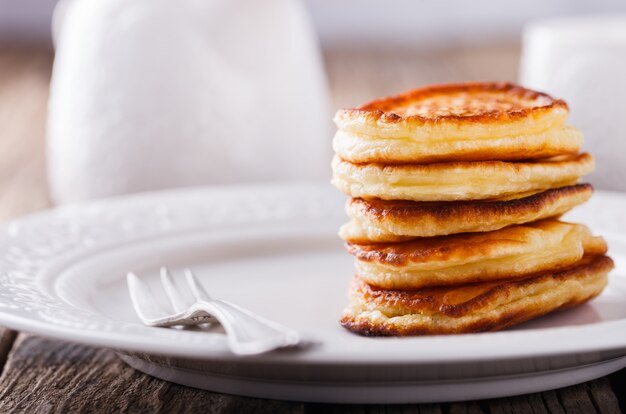 Pila piegata pancake su fondo di legno