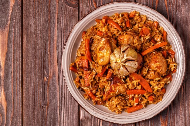 Pilaf (biryani) su una tavola di legno