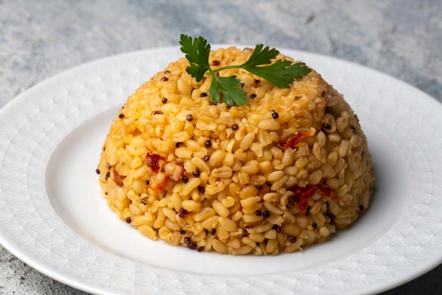 Pilaf bulgur con quinoa foto di concetto alimentare nome turco kinoali bulgur pilavi