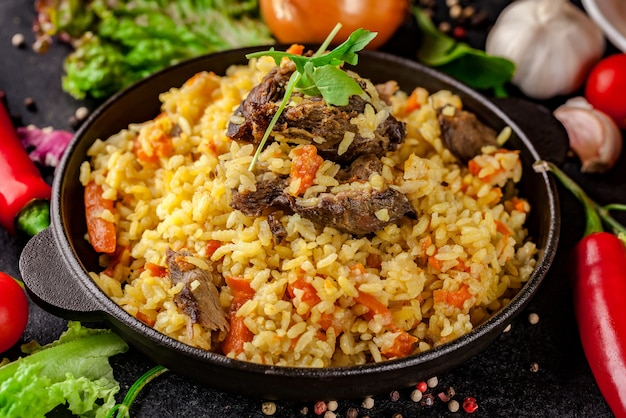 Pilaf con carne di agnello in padella