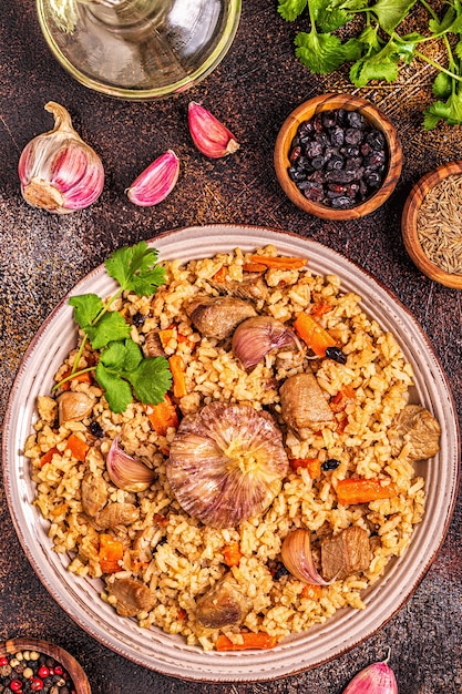 Pilaf con carne, verdure e spezie, vista dall'alto.