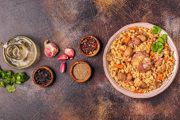 Pilaf con carne, verdure e spezie, vista dall'alto.