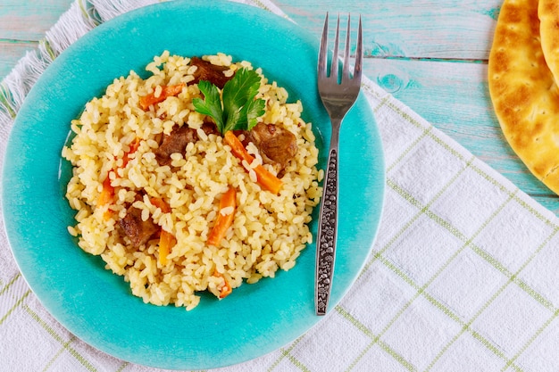 Pilaf con carota, carne e aglio