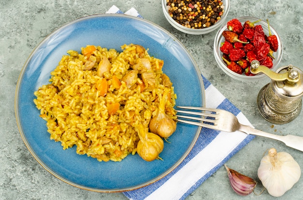 Pilaf con filetto di pollo. Menù dietetico. Foto dello studio.