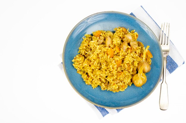 Pilaf con filetto di pollo. Menù dietetico. Foto dello studio.