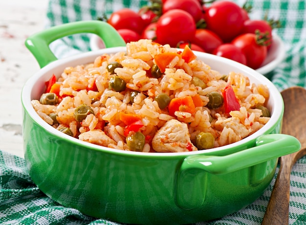 Pilaf con pollo, carota e piselli