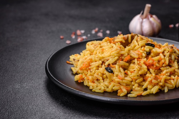 Pilaf con pollo Piatto caldo tradizionale orientale di riso bollito carne di pollo verdure e spezie in un piatto