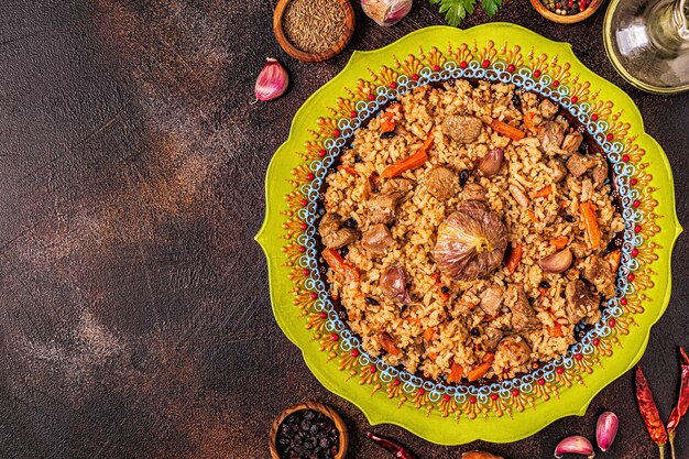 Pilaf con verdure di carne e spezie